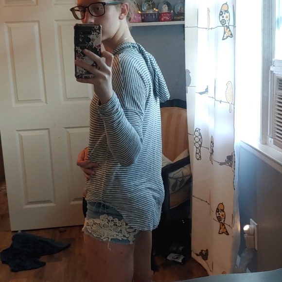 Black and White striped sweatshirt - Picture 4 of 7